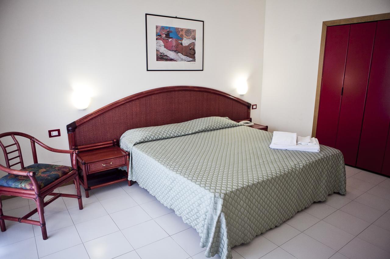 Futura Style Helios Hotel Noto Bagian luar foto