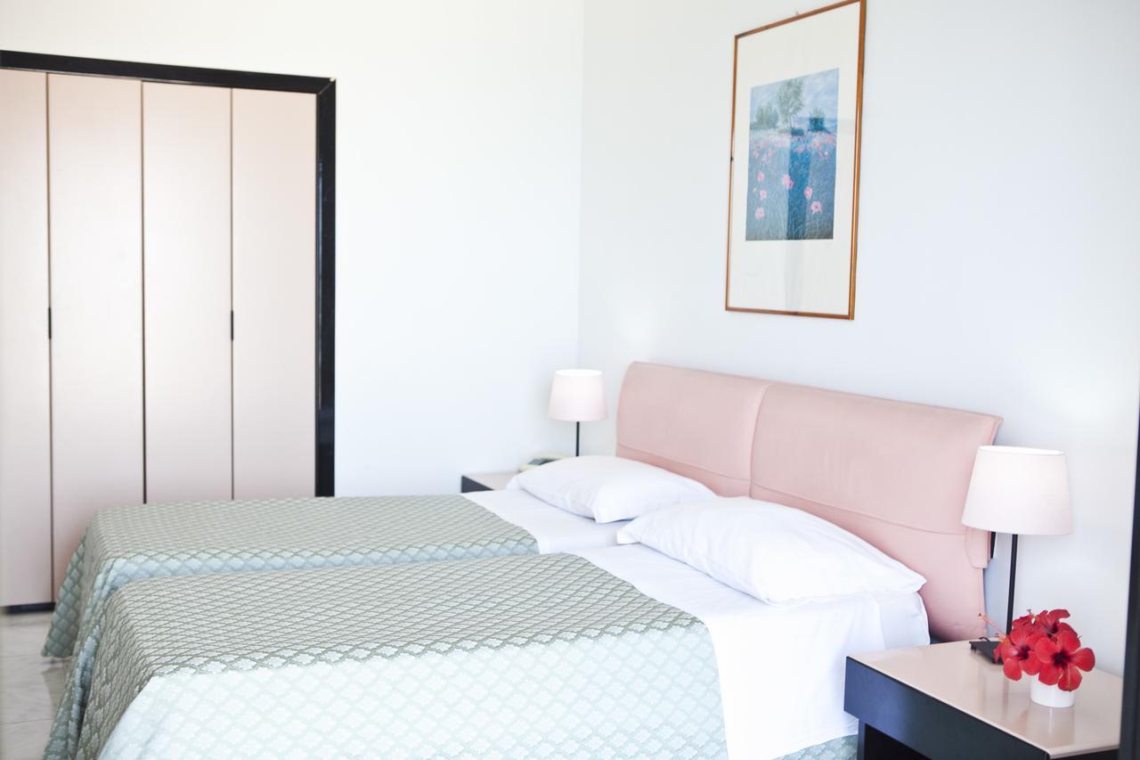 Futura Style Helios Hotel Noto Bagian luar foto
