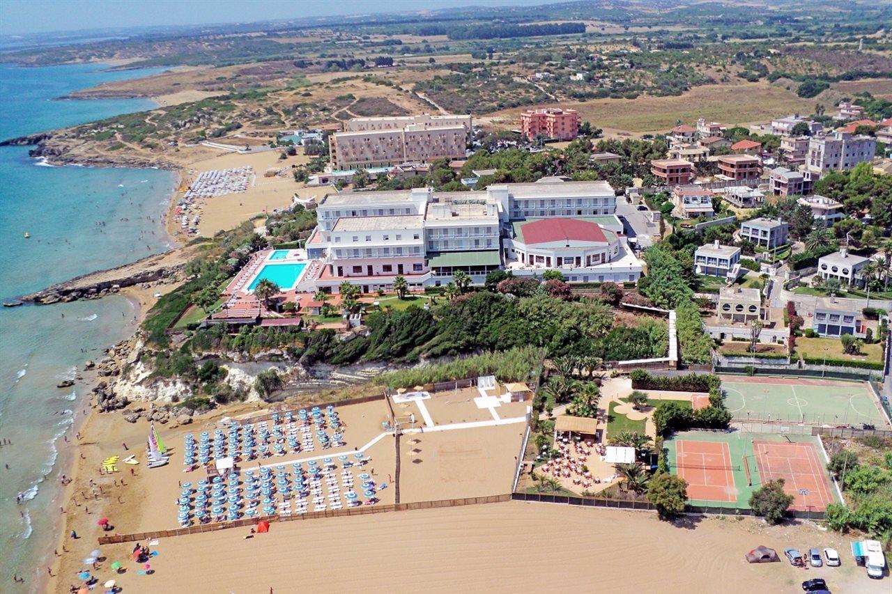 Futura Style Helios Hotel Noto Bagian luar foto