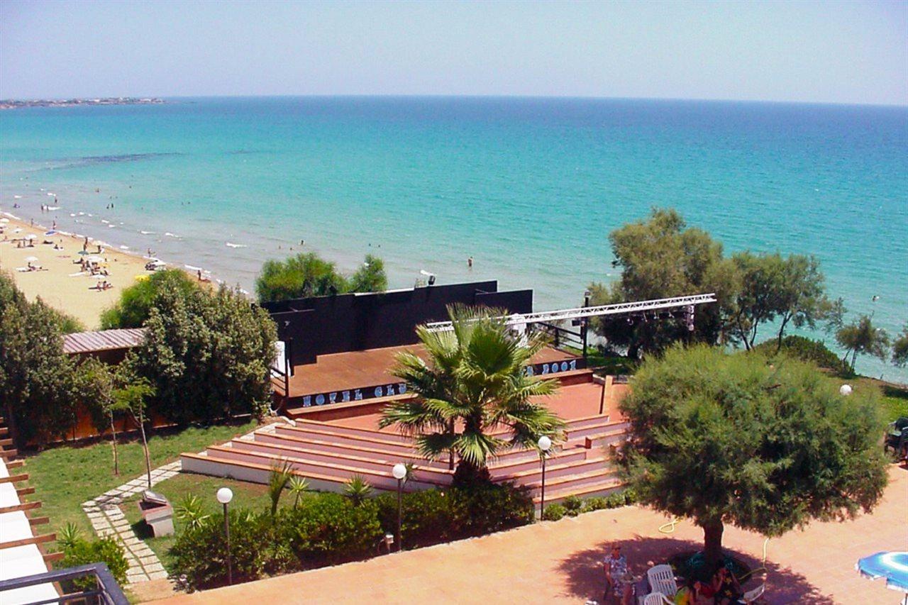 Futura Style Helios Hotel Noto Bagian luar foto